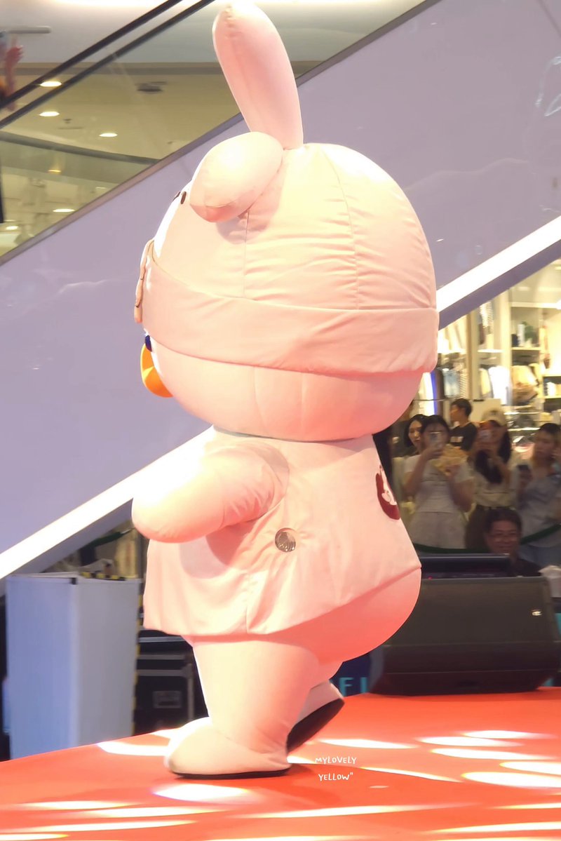 สมแล้วที่มีปะป๊าเป็นแพนด้า โอ๋เอ๋ชีเป็นลูกเป็ดตุ่ยที่ใช้ชีวิตเหมือนแพนด้าอ่ะ ย่ายายก็ลุ้นไปสิ จังหวะกระโดดอยากตีตูดมาก มันจะตกบันไดนะลูกเอ้ย โอ้ยน้อ ดื้อคัก5555555555555555 #OhAe #โอ๋เอ๋