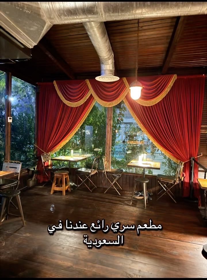 دايم كنت اتمنى يصير عندنا مطعم بين الضواحي في المدن الصغيرة أو في مزرعه ينافس أفضل مطاعم المدن الرئيسية… زيارتي لمطعم منشيز من أمتع الزيارات و ألذ التحارب الي مرت علي سواء كانت في الاستقبال أو في الجلسة أو في الأكل، مطعم يستاهل المشوار من تبدا في المقبلات لين الحلى، مدينة صفوى في القطيف محضوضين في المطعم