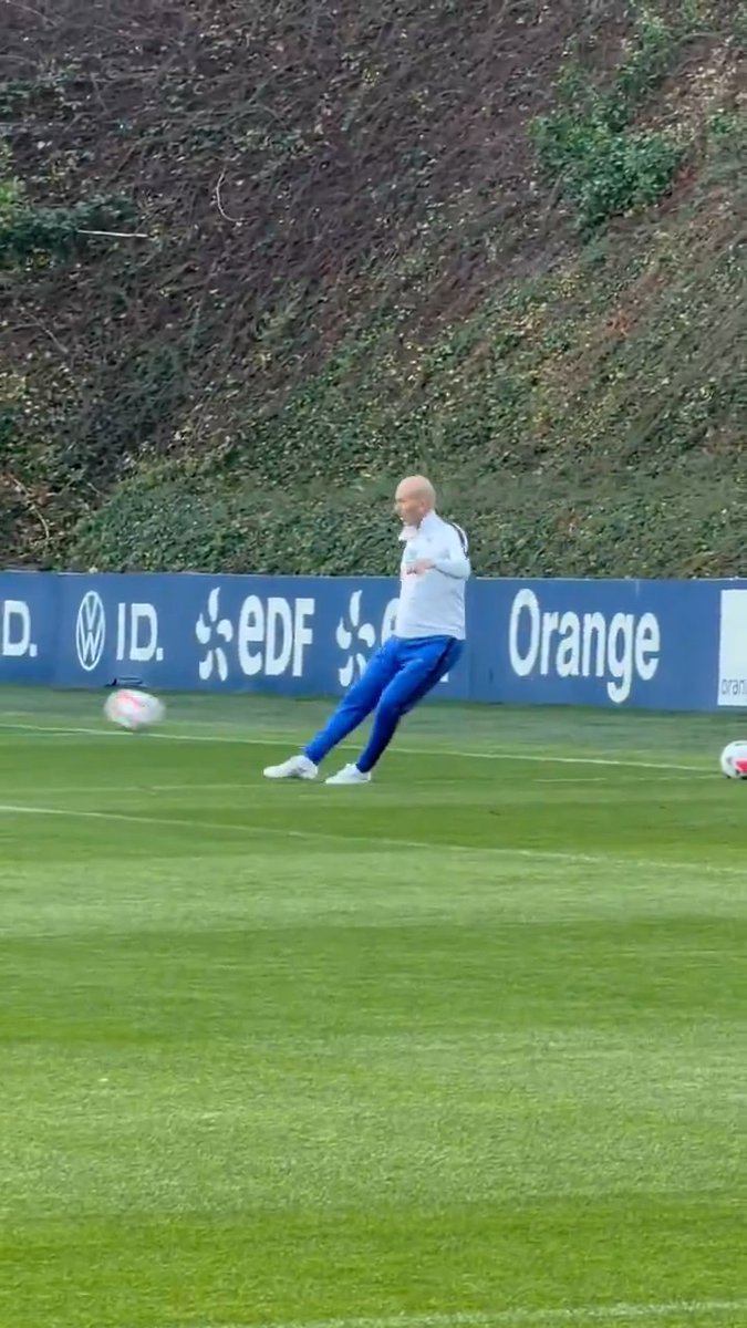Zinedine Zidane spraying balls around in France training 🤩 (via @iliespeeters)