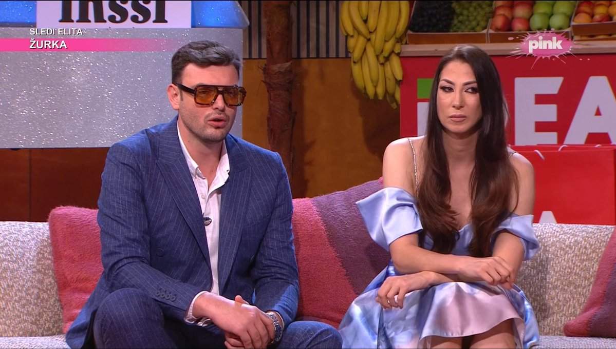Seฤate li se onda kada je Nadezda Biljic nastupala u Areni na skupu, kako ste svi osuli drvlje i kamenje na nju kako se prodala za pare? Koliko ste se samo ogreลกili. ลฝena je tada vodila najveฤu ลพivotnu borbu o kojoj niko nije znao! Radila je svoj posao i ono ลกto najbolje zna, borila se za svoju porodicu!