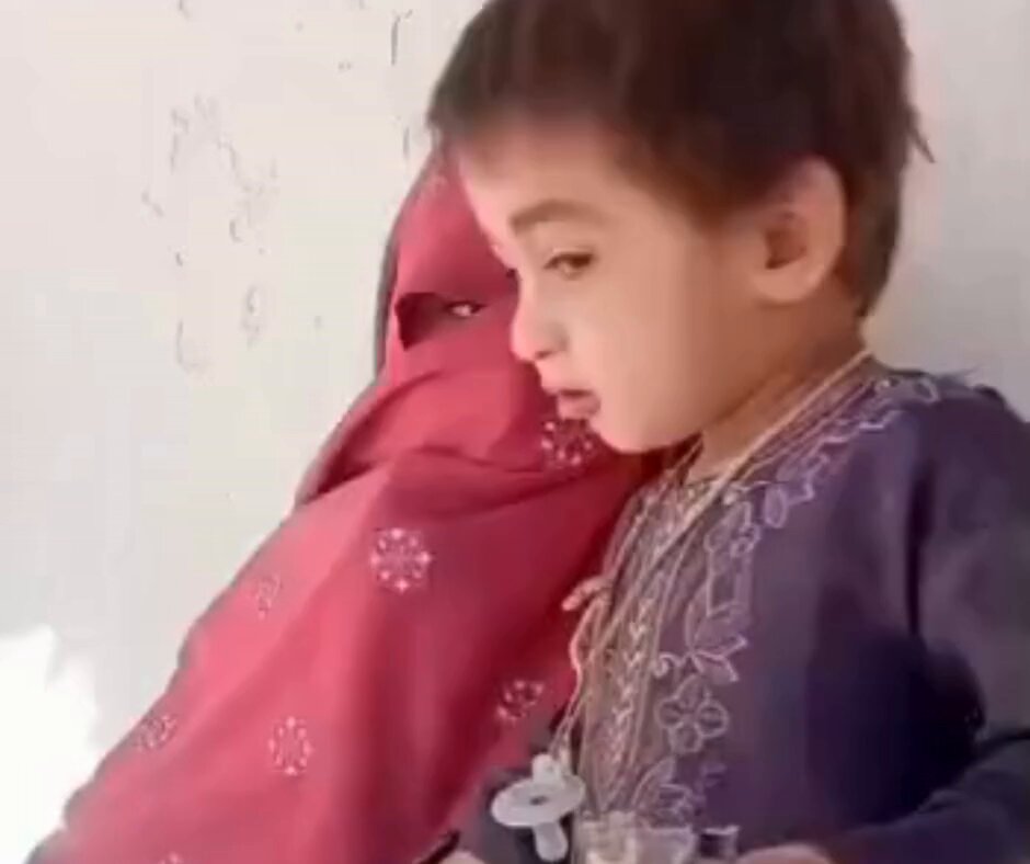 ازدواج اجباری و سال‌ها خشونت در کجکی هلمند یک زن در ولسوالی #کجکی ولایت #هلمند می‌گوید که پس از میانجی‌گری شماری از ملاهای محلی و با یک مردی که به خانواده‌اش معرفی و خانواده‌اش با ازدواج او با این مرد موافقت کرده‌اند. به گفته این زن، پس از ازدواج، شوهرش ابتدا او را به بولدک و سپس به کراچی پاکستان منتقل کرده است. اومیگوید بارها مورد لت‌وکوب و بدرفتاری قرار گرفته است. او شکایت خود را به محاکم #طالبان نیز ارائه کرده، اما تاکنون به پرونده‌اش رسیدگی نشده است.