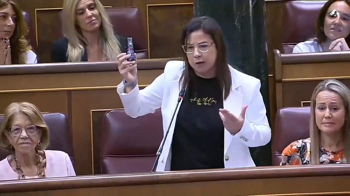 La historia completa del spray con gas pimienta de Ana Vázquez: - Lo muestra y es expulsada por ser un arma. - En los pasillos dice que lo ha vaciado y ya no es un arma. - Sale a la calle y se lo da a otro del PP. - Este lo vacía en un baño y la lía parda. - Ana no sabe nada.