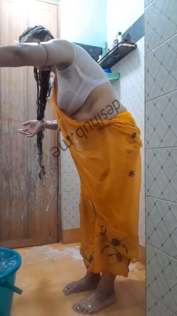 Desi bhabhi Bathing #desibhabhi #viral #desi #bhabhibathing #bathingwet #tamilbhabhi