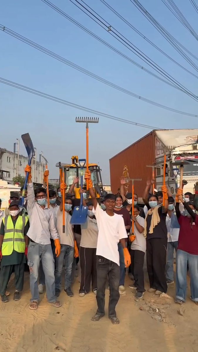 2,435 kg of waste removed from Gurugram in one massive cleanup drive! On Day 2 of CleanWithBittu, Bittu and his team reached Khedki Daula, Gurugram, and got straight to work. The area was covered in plastic and discarded waste posing a serious danger to stray cattle that can accidentally consume plastic while feeding. But this time, the garbage didn’t stay there. With the support of local residents, 2,435 kg of waste was cleared from the area. Next stop: Yuva Shakti Ghat, Noida, where Bittu is calling on people to join the effort to clean the Yamuna banks. (📹 Bittu Tabahi)
