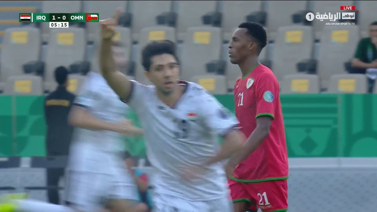 ⚽️ محمد قاسم يدوّن الهدف الأول للعراق.. والهدف الأول في #خليجي27 بتسديدة قوية ومتقنة بقدمه اليسرى، أسكن محمد قاسم الكرة في الزاوية الصعبة معلناً تقدم العراق بهدفٍ مبكر. 📺 #أبوظبي_الرياضية 1️⃣ | #العراق_عمان | #خليجي27 ⚽️