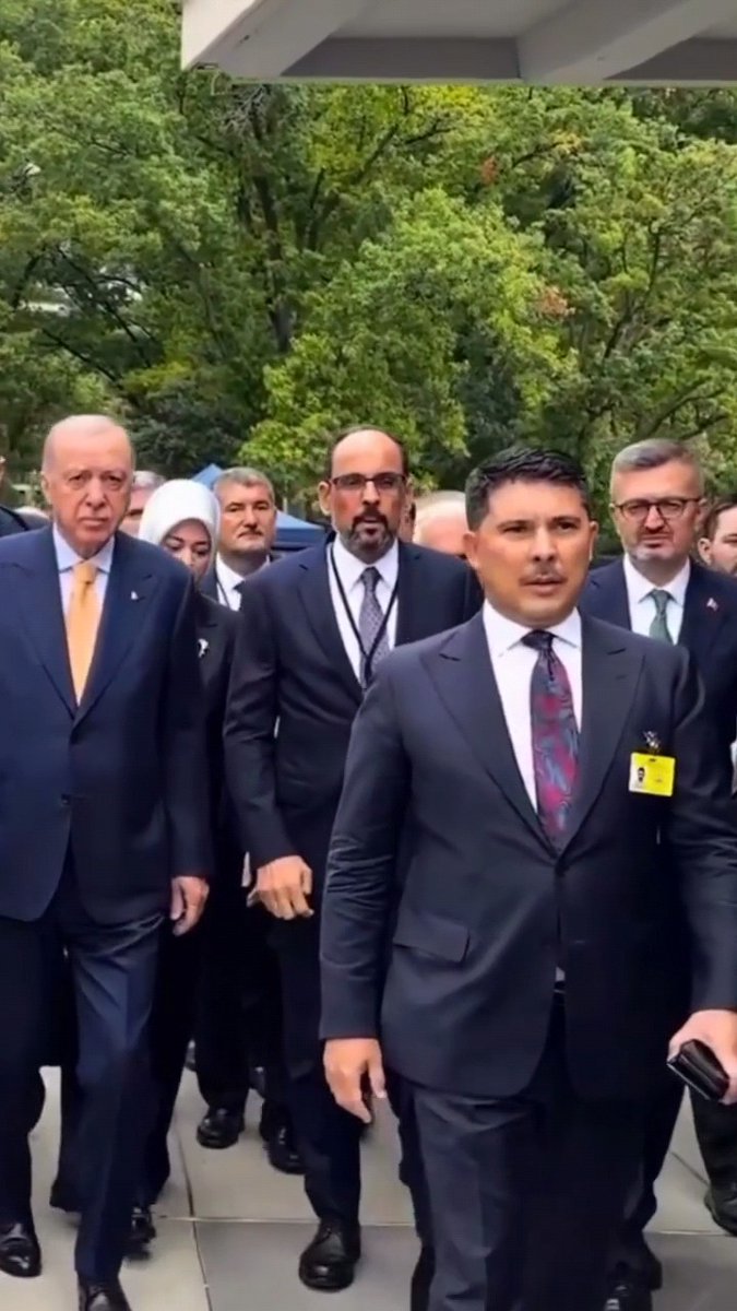 Bir lider ve yanında her an yoldaşı.. Asrın liderinin yanında gönül insanı... #Cumhurbaşkanlığı Özel Kalem Müdürü Büyükelçimiz Prof. Dr. Sayın Hasan Doğan (Hasan Doğan) hocamız ve dünya lideri ile.. #ErdoğanTheVoiceOfJustice #Newyork #UNGA81