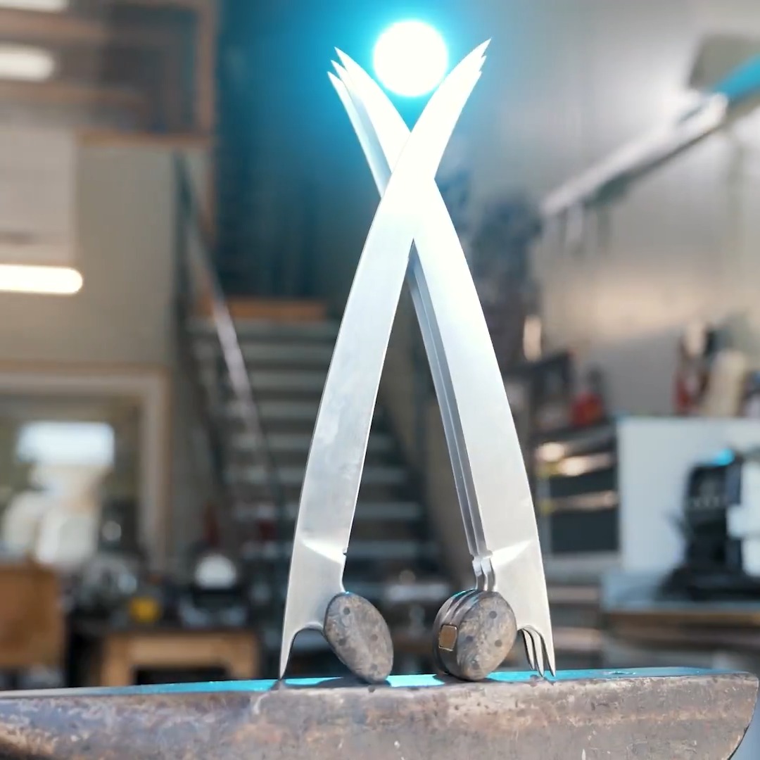 Alors que Wolverine aiguise ses griffes sur PS5, nous avons recréé ses puissantes lames dans la réalité avec l'aide de Fiedlero Knives. #WolverinePS5
