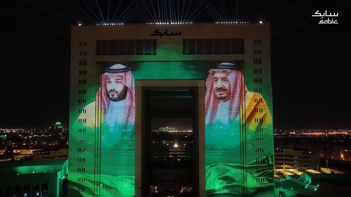 عرض ضوئي، يجسد الاعتزاز بوطن عظيم التاريخ، زاهر الحاضر والمستقبل، يذكرنا دوماً بأن عزنا بطبعنا.