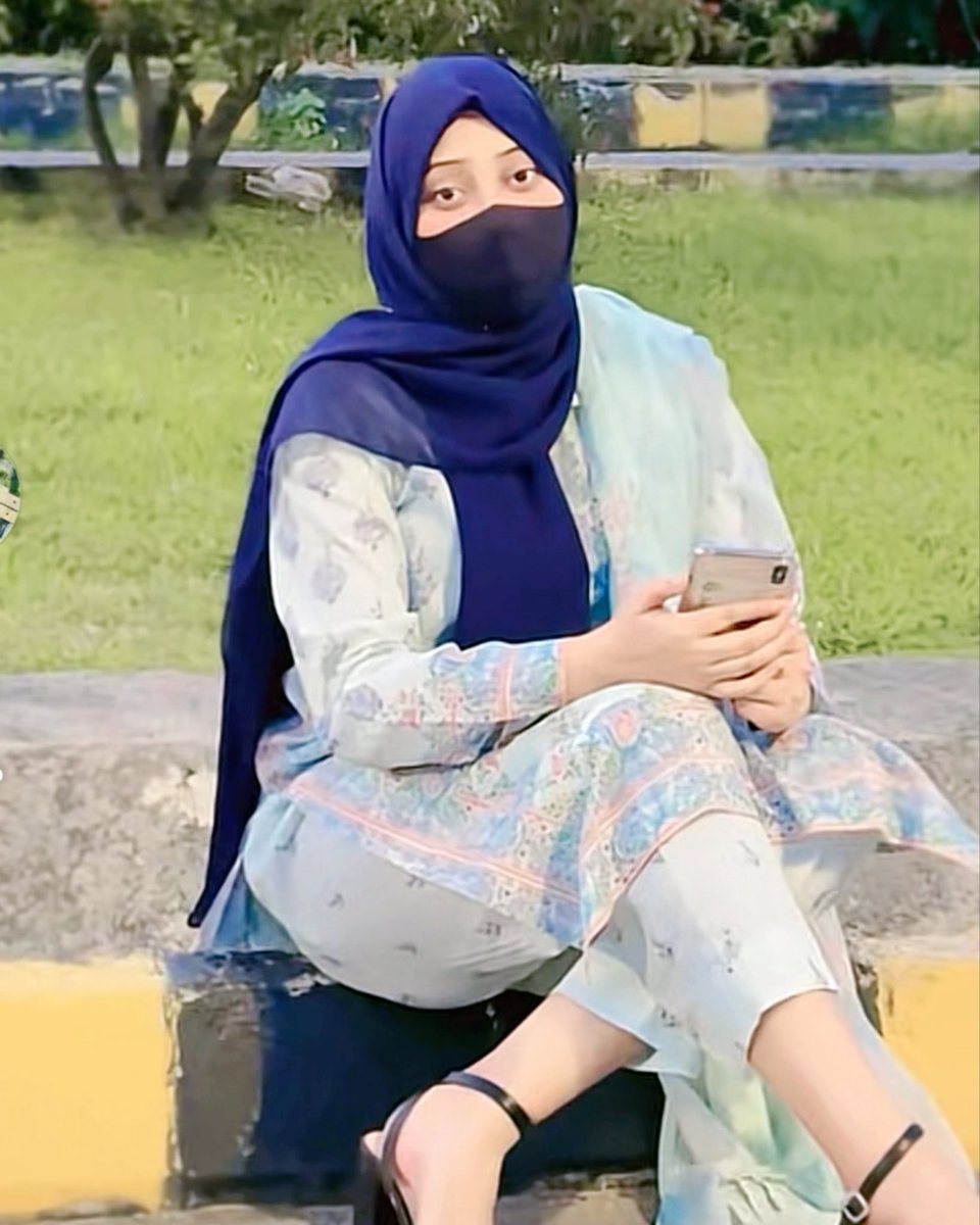 جب بھی میں ڈی ایم اوپن کرتی ہوں تو زیادہ تر لوگ مجھے گندی پکچرز اپلوڈ کر دیتے ہیں۔ مرد حضرات، ایک بات یاد رکھیں: عورت کپڑے اتارتی ہے، میں مانتی ہوں، اس سے انکار نہیں۔ لیکن ہر مرد کے لیے نہیں اتارتی۔ تم لوگ سمجھتے ہو کہ اپنی ننگی ویڈیو یا پکچر بھیج دو گے تو عورت تم سے ویسے ہی بات کرے گی یا سیکس کرے گی۔ ایسا نہیں ہوتا۔ ایک دم سے ڈی ایم میں ننگی تصاویر اور ویڈیو بھیج دینا یہ کیا طریقہ ہے؟ پہلے اخلاق اور تمیز سے عورت کا دل جیتو۔ عورت خود کپڑے اتارے گی۔ جیسے آپ لوگوں کے گھر میں بہن بیٹی ہے، اسی طرح میں بھی کسی کی بہن بیٹی ہوں۔ اس لیے برائے مہربانی، جب ڈی ایم میں آتے ہو تو مجھے اپنی بہن بیٹی کو سامنے رکھ کر بات کیا کرو۔ ڈی ایم میرا کھلا رہتا ہے۔ کچھ گندے لوگوں کی وجہ سے مشکل ہوتی ہے، ورنہ ڈی ایم بھی کھلا ہو اور ریپلائی بھی ملے۔ کوئی بھی لڑکی ایسے کبھی بات نہیں کرتی جیسی تم لوگوں کی حرکتیں ہیں۔ عورت کو عزت، پیار اور بھروسہ چاہیے ہوتا ہے۔ یہ سیکس بھوک اور ہوس تم مردوں میں ہے۔ ہمیں اس کی کوئی ضرورت نہیں۔ ہمیں اچھا اخلاق والا، عزت دینے والا مرد ہی پسند آتا ہے۔ آئندہ خیال کرنا۔ شکریہ۔ _______سنئیر صحافی نادیہ ملک
