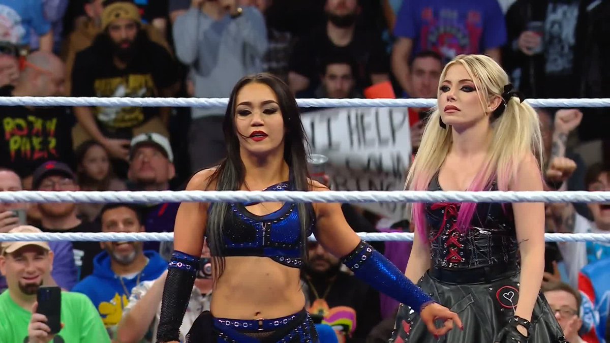 Alexa vs Roxanne would’ve been such a good first feud after Alexa’s return.. we were robbed