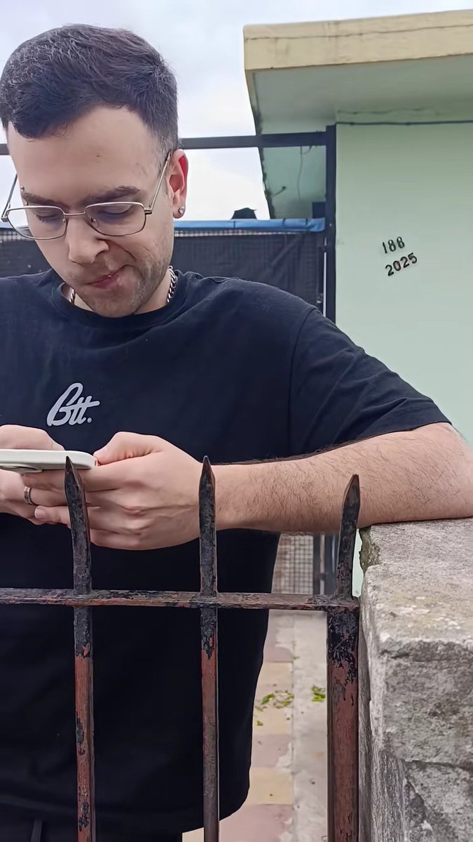 Que rata este tipo. Encima faltó que salga con el escarbadientes después de estafar al pobre pibe de pedidosya. Pidió un pedidos ya. El repartidor se lo entrego, y el le puso que no se lo había entregado.