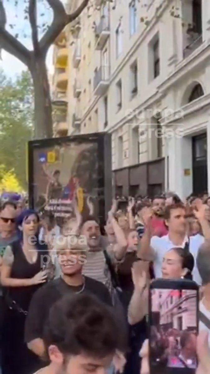 Comienza la concentración en Madrid por el desahucio de Maricarmen al grito de "vergüenza" y "para Maricarmen, el ático de Ayuso"