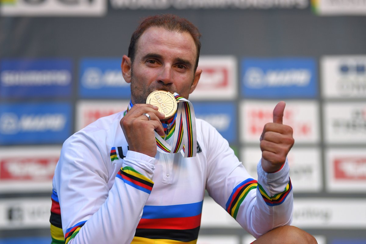 🌈🇪🇸 El arcoíris más merecido de siempre. Y nos seguimos emocionando cuando lo recordamos. 🙌 La histórica victoria de Alejandro Valverde batiendo al esprint a Michael Woods y Romain Bardet para coronarse campeón del Mundo en Innsbruck #LaCasadelCiclismo