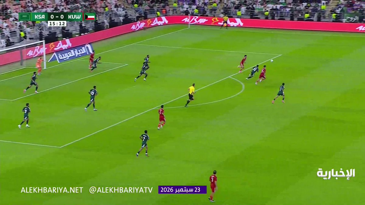 تسديدة عيد الرشيدي لاعب منتخب الكويت تمر بجانب مرمى نواف العقيدي .