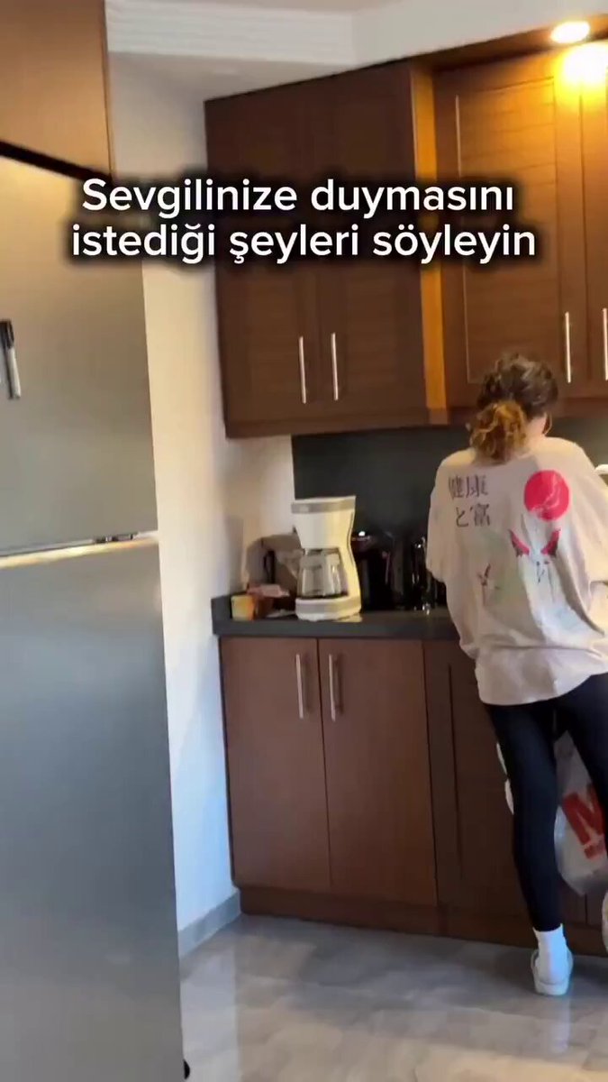 Sevgilisine duymak istediği şeyleri söyleyen adam.
