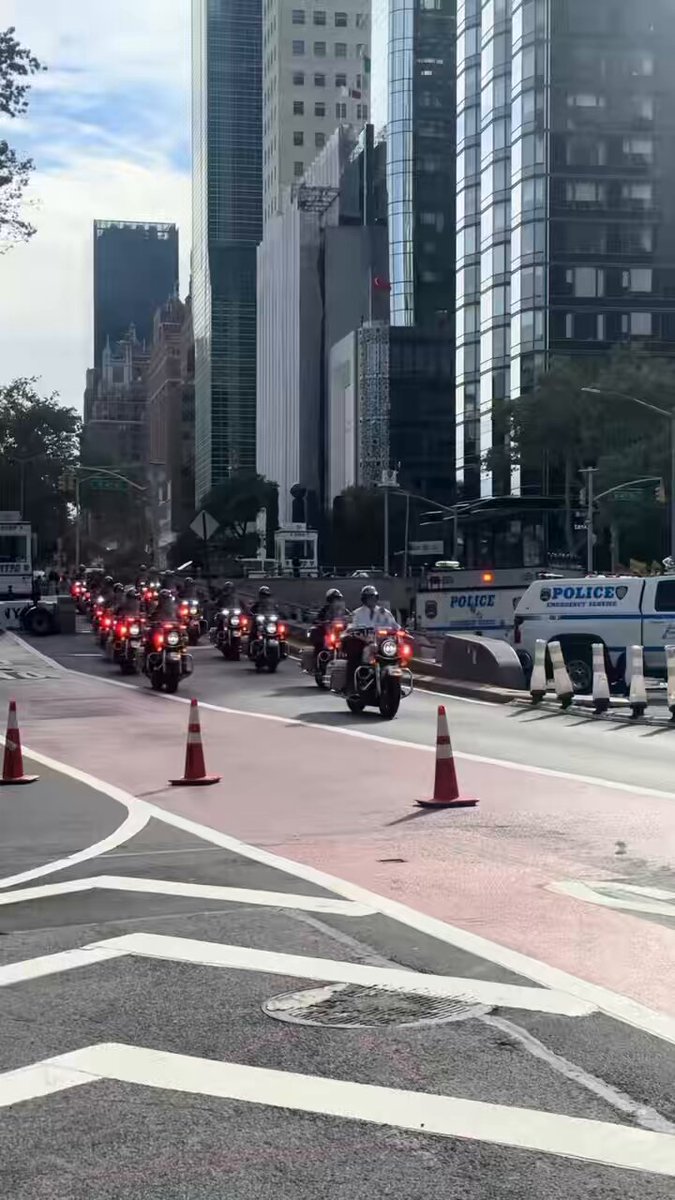 See President Trump's motorcade at the UNGA yesterday oooo🙆 If President Tinubu try this in Nigeria obiidiot would have been crying blood out by now 😂🤣