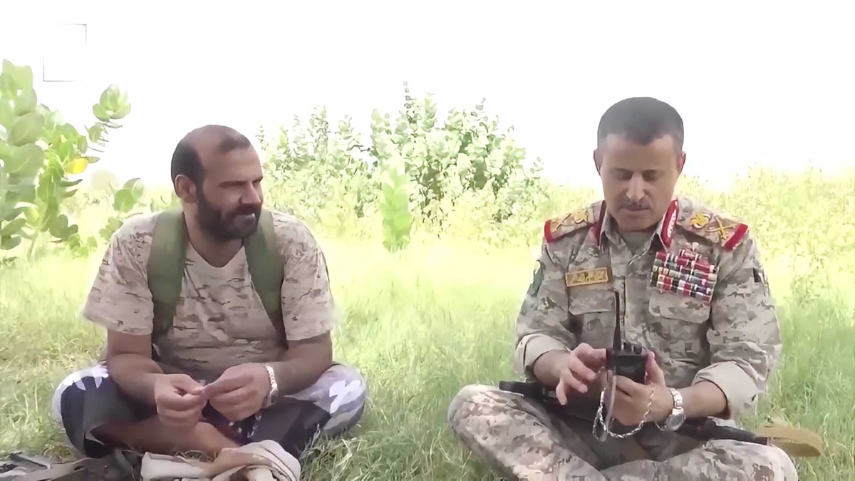 لقاء بين وزير الدفاع اليمني وقائد المنطقة العسكرية السادسة المعني بجبهتي نجران والجوف لمناقشة وزير الدفاع وجّه قائد المنطقة باتخاذ جملة من الاجراءات والخطوات لتنفيذ العمليات الاستراتيجية الشاملة لردع السعودية برياً. اسمعوا ماذا قال وزير الدفاع: