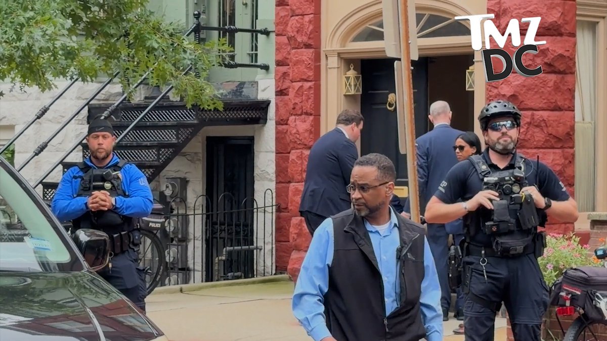 Mitch McConnell was spotted leaving his house 👀 🎥: Jacob Wasserman