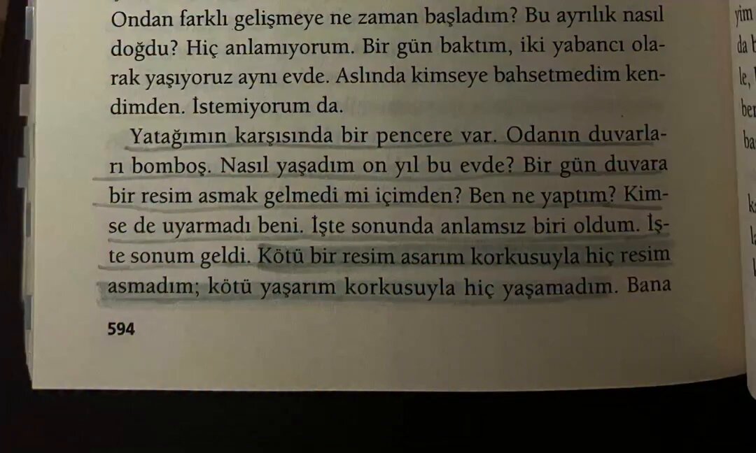 “Kötü bir resim asarım korkusuyla hiç resim asmadım; kötü yaşarım korkusuyla hiç yaşamadım.” Bazen insan, hayatı yanlış yaşamaktan korkarken yaşamayı erteler. Kusursuz bir anı, doğru zamanı, doğru kararı beklerken yıllar sessizce geçer. Oysa hayat, hatasız seçimlerin toplamı değildir. Biraz cesaret, biraz yanılgı, biraz da pişmanlıkla şekillenir. Çünkü yaşamaktan korkarak geçirilen bir ömür, yanlış yaşanmış bir ömürden daha büyük bir kayıptır.