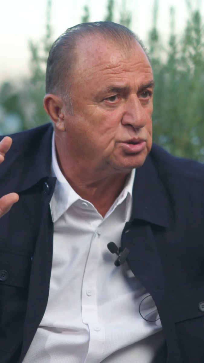 🚨 SON DAKİKA | Fatih Terim: "Bir kere Galatasaray'da bir dönem benim oyuncum olmuş, aynı gayeye baş koyduğumuz Okan Hoca var. Bazen her ne kadar yeniler içinde onu niye saymıyorsun deseler de bana; şampiyonluklar kazanmış, başka yerlerde de şampiyon olmuş, onu onların arasında saymanın bir saygısızlık olacağını düşündüğüm için. Galatasaray'da hayatım boyunca birlik beraberliği savundum. Bu sene 5. şampiyonluk gelebilir mi, evet. İhtimal var mı, büyük ihtimalle. Ama buradan kalkmaları lazım. Böyle yerlerden kalkacaksın. Neler görmüştür Galatasaray."