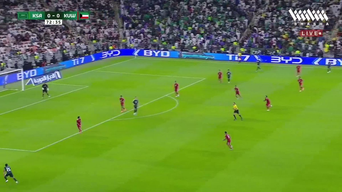 السعودية تتقدم بـ أول الأهداف عن طريق هدف عكسي من لاعب الكويت يوسف الحقان 🔥 تابعوا المباراة وباقي مباريات #خليجي_27_على_شاشا