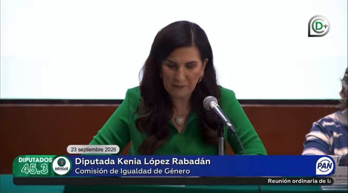 ¡Atención! La iniciativa de la Presidencia -sobre feminicidio- quiere definir qué es una mujer de esta manera: “Artículo 6. Para efectos de esta Ley se entenderá por: VIII. Mujer: a toda persona que se IDENTIFIQUE como mujer;” Esto es muy preocupante. ¿Cómo le preguntarán a la mujer asesinada si se identifica como mujer? ¿El feminicida podrá argumentar que antes de matarla ella no se identificó como mujer? Es un problema JURÍDICO que no debe poner en riesgo a las MUJERES y mucho menos invisibilizarlas. Así lo dije hoy: