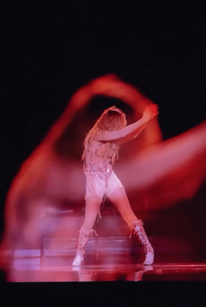Ashley Roberts performando “Fighter”, de Christina Aguilera, no nono show da PCD Forever Tour, em Praga.