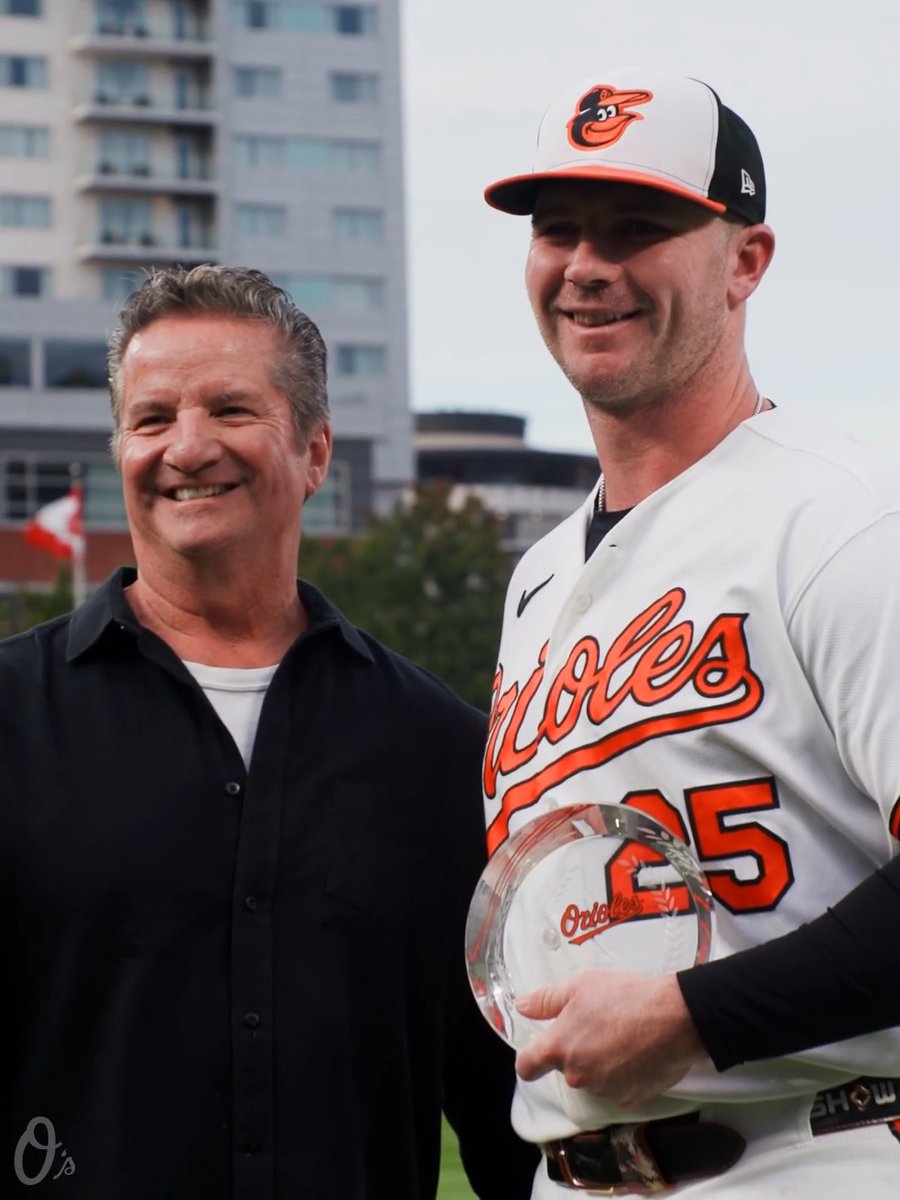 Pete Alonso accepted the 2026 Louis M. Hatter Most Valuable Oriole Award before tonight's game against the Blue Jays 👏