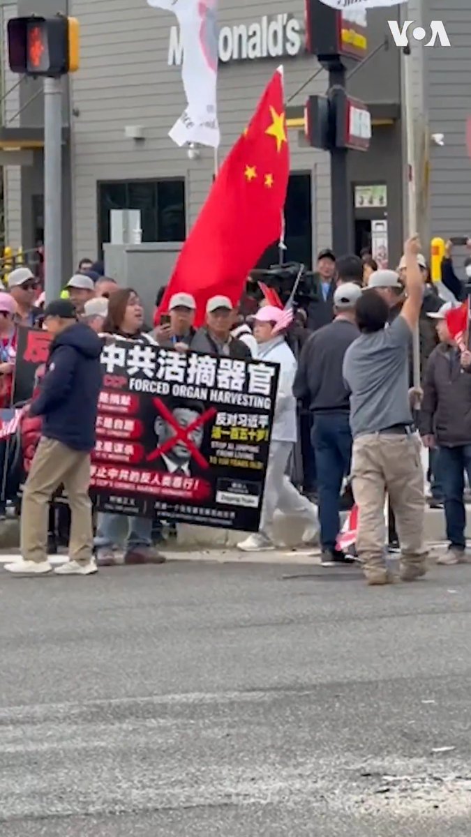 在习近平飞机降落前,欢迎者与抗议者之间在安德鲁斯联合基地外爆发冲突。