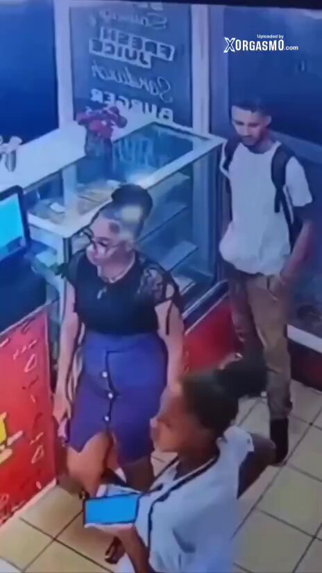 Lo hace en un lugar publico 😮