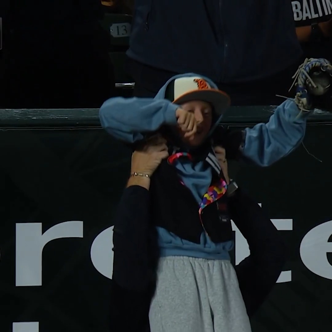 THIS is why you bring your glove to the park 👏