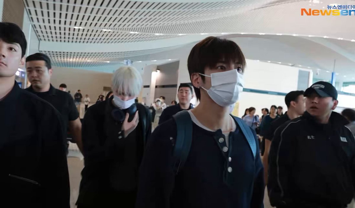 🎥 taehyun, you haven’t slept either, have you? 🐿️🐱 pardon? 🎥 you didn’t sleep, did you? 🐿️🐱 i did sleep a bit! 🎥 ah really? we saw each other at night, now we’re seeing each other in the morning… 🐿️🐱 you’re right hehe 🎥 it hasn’t even been 12 hours yet 🐿️🐱 i don’t know where i live 🎥 both of us basically live at the airport 🐿️🐱 exactly…are you okay? 🎥 i’m okay! we gotta do this together! 🐿️🐱 with gratitude in my heart, i’ll do my best and be back! 🎥 be back safe! 🐿️🐱 have a joyful hangawi! note: chuseok (korean harvest festival) is also known as ‘hangawi’