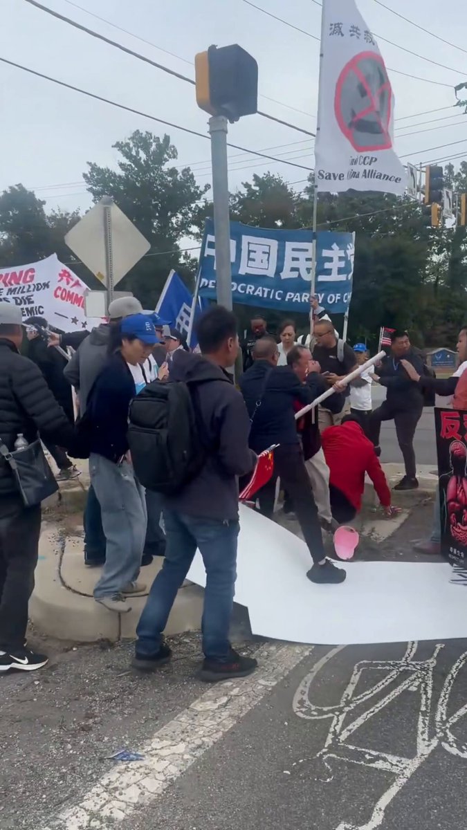 急了，急了！🇺🇸全美的反華人士糾集了十來個人，意圖沖擊歡迎🇨🇳習近平主席的民眾隊伍，還動手打人，美國警察的鞋都被他們踩掉了！🤣