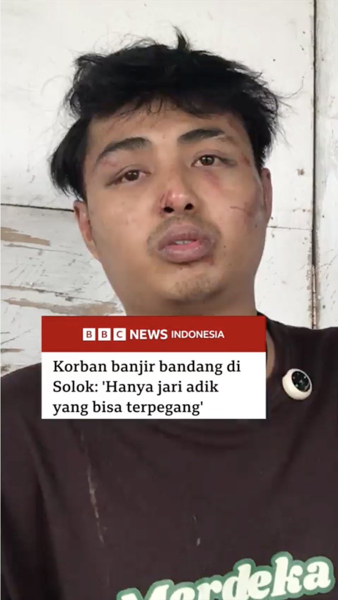 Affan Alqadri, salah satu korban selamat dari banjir bandang Solok, Sumatra Barat, menceritakan upaya dia dan adiknya, Daffi Arahman, bertahan di tengah hantaman gelombang air bah yang menyapu warung mereka pada Senin (21/09) malam.