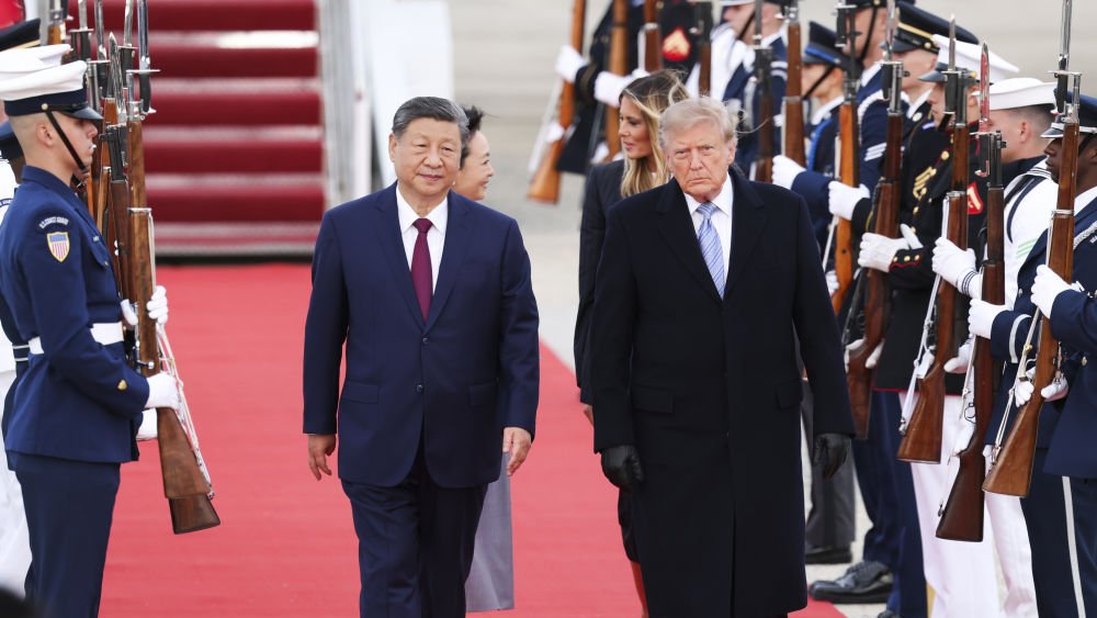 Watch: Chinese President #XiJinping arrives in US for state visit, greeted by US President Donald Trump at airport #ChinaUS