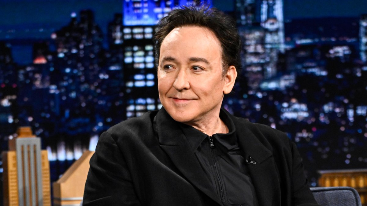 .John Cusack made a one-handed foul ball catch at a Chicago Cubs game! ⚾ #FallonTonight
