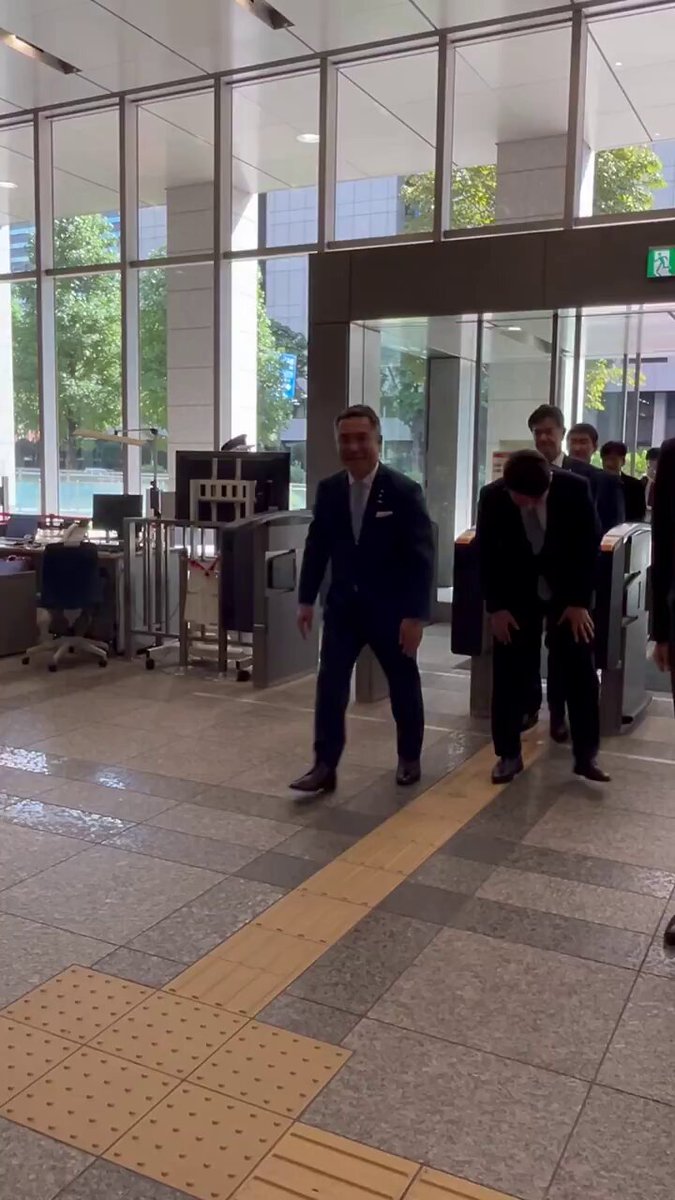 本日、鈴木英敬総務副大臣、斎藤アレックス総務副大臣、小池正昭総務大臣政務官、福原淳嗣総務大臣政務官及び島田智明総務大臣政務官が総務省に初登庁しました。