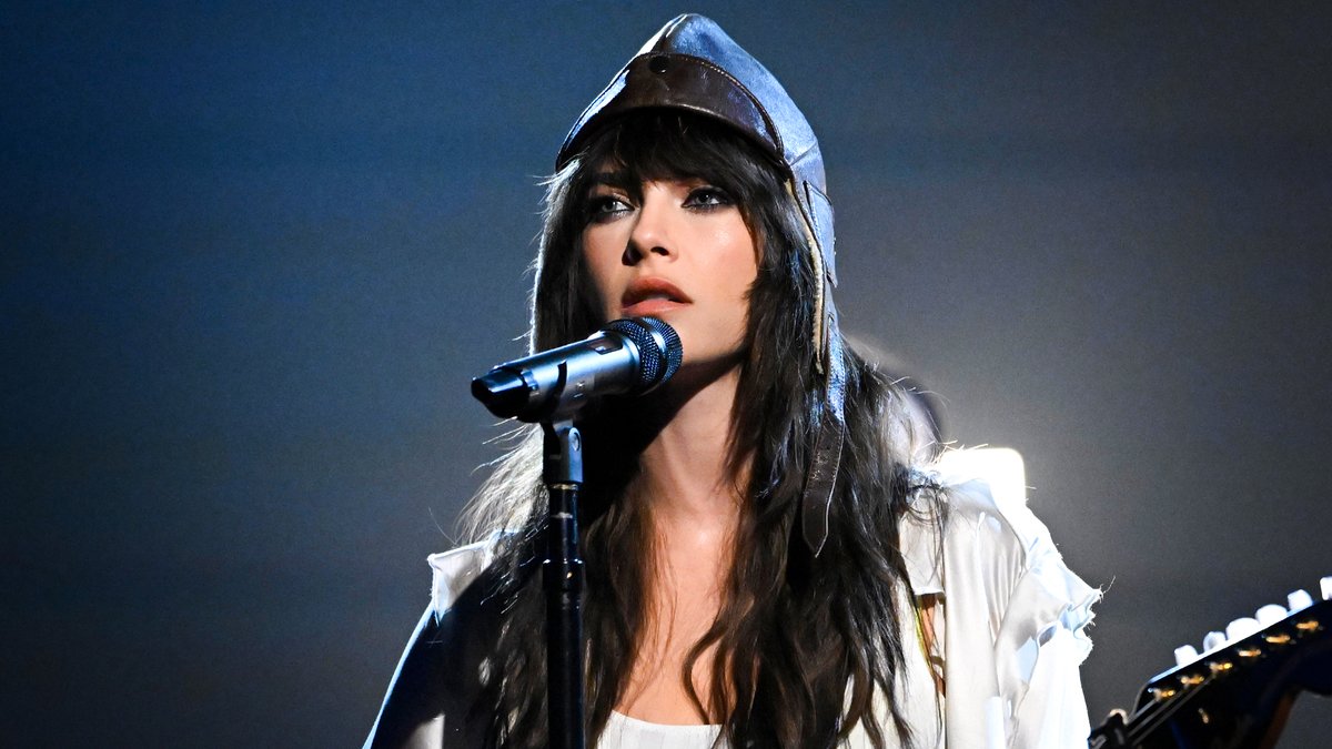 Cara Delevingne performs "Crazy, Baby"! Watch the full performance ⬇️ #FallonTonight