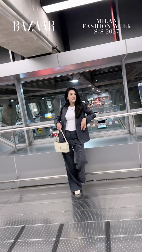 #BAZAARTakeoff ฝ้าย พีรญา ออกเดินทางสู่กรุงมิลาน ประเทศอิตาลี เพื่อเข้าร่วมชมแฟชั่นโชว์ Ferragamo คอลเลกชั่นประจำฤดูใบไม้ผลิ/ฤดูร้อน 2027 ซึ่งจะจัดขึ้นในวันที่ 26 กันยายน เวลา 16.30 น. ตามเวลาประเทศไทย #Ferragamo #FerragamoSS27 #FayePeraya #BAZAARThailand