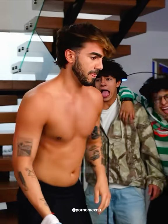 Los vecinos de Fede Vigevani lo ven con un morbo, se ve que lo quieren chupar, morder de todos lados, lo manosean, ellos quieren ser violados por el alfa, saben que Fede sería un desquiciado morboso y cabrón al coger 🔥😈 #porno #morboso #hot #fetiche #fedevigevani #men #morbo