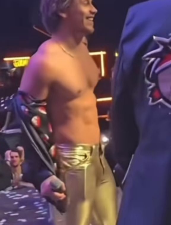 Cómo vergas se puso ese pantalón tan apretado el cabrón de Aldo de Nigris, putas nalgotas y piernotas gruesas que se carga, se debió desnudar ahí mismo, sacarse todo 🔥 #porno #gay #fetiche #morboso #men #hot #aldodenigris #morbo