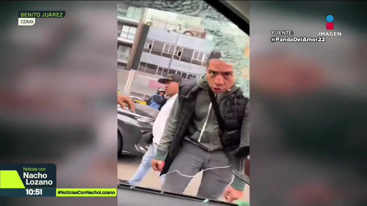 “¡Están grabados todos ustedes, hijos de su puta madre!”, el conductor de un camión y sus compañeros agredieron a una pareja que circulaba cerca del #Metro #Mixcoac. Les rompieron los cristales en la cara de dos policías. La SSC de la CDMX informó que ya hay detenidos: