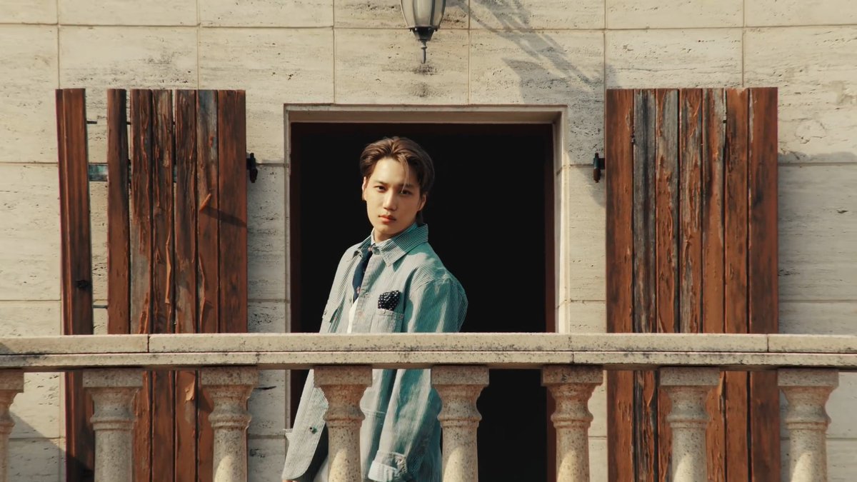SO FREAKING HANDSOME