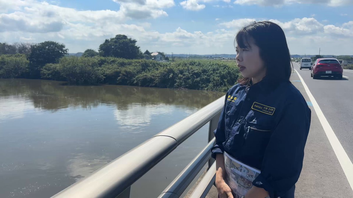 今日は課題の二つ目、印旛沼決壊の状況を現地で確認した上で、下流側の印西市の藤代市長と栄町の橋本町長から国への要望を伺いました。 印旛沼は西印旛沼と北印旛沼で構成され、流域の河川から大量の水を受け止め、利根川や東京湾へ排水するという、千葉県の重要な治水機能を担っています。 今回の台風では、北印旛沼の東側2ヶ所が決壊、成田市や栄町側に水が溢れました。 さらに、その後、沼から利根川へと続く長門川でも破堤し、時間差で、両岸の栄町と印西市に広範な冠水が生じました。 市長、町長から伺ったところ、長門川からの浸水に関する連絡が入ったのは22日の夕方。その後、町長も自ら防災無線で一軒一軒避難を呼びかけるなどし、翌23日には地区一帯が水没。ギリギリのところで命は守られましたが、今も避難生活が続いています。 不幸中の幸いというべきか、今日の時点では、印旛沼から溢れ出した水の一部が長門川の破堤部分から川側へ再度流れ込み、排水に一役買っている状況も見られました。ただ、今後の水位によってはまた逆向きに流れが変わって溢れ出す可能性もあり、予断を許しません。 まずは沼本体の決壊している蛇口を閉め、同時に長門川の破堤も閉じなければ、また次の雨に耐えられるのかもわからず、住民の皆さんは不安な日々を過ごしています。 また今回は、印旛沼の上流側でも、沼に流れ込む高崎川が氾濫し、佐倉駅周辺で甚大な家屋の浸水被害が生じました。 千葉県民にとって、印旛沼の治水は歴史上の出来事として叩き込まれていますが、まさか現代において決壊が現実に起きてしまうなんて‥😭 今回、予備排水＆その後の排水で印旛沼2杯分以上に相当する水を排水したとされています。それでも水位は現在の管理が始まって以来の最高を記録し、堤防が決壊しました。 今後もこのような雨の降り方が続くのであれば、抜本的な対策が必要になります。 印旛沼そのものの容量確保に加え、利根川や東京湾側への排水能力、堤防の強化、流入河川の改修や流域での貯留など、大がかりな治水対策が必要になります。 また台風が来るかもしれない中で、時間的な猶予もありません。 8月の千葉豪雨に続く今回の台風25号の被害についても、被害の全容を一刻も早く把握し、激甚災害指定を含め、国の最大限の財政支援につなげる必要があります。 #国民民主党 #千葉県