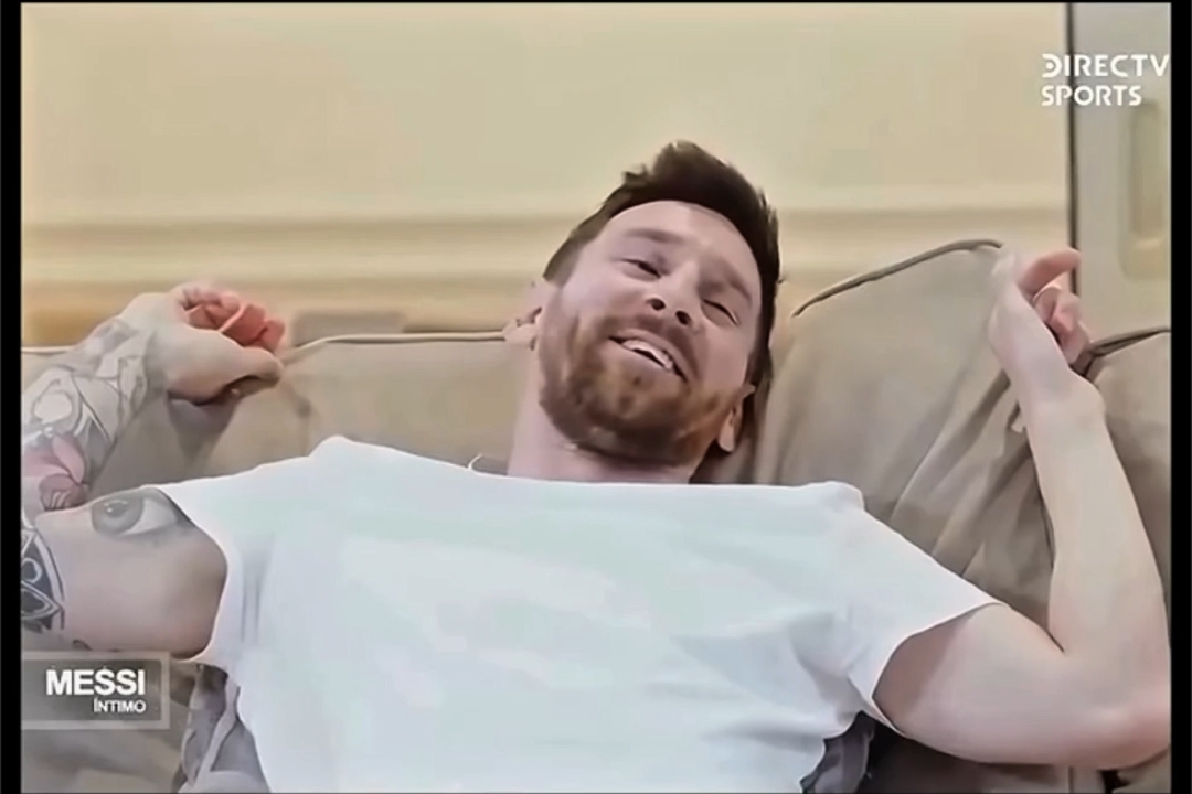 Throwback to when the interviewer was getting emotional and Messi didn't know how to react so he just started laughing 😂🐐