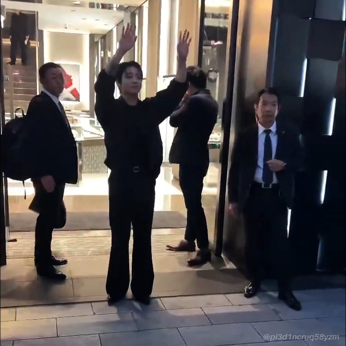 sweet jungkook came to say goodbye to fans before leaving the event 🥺