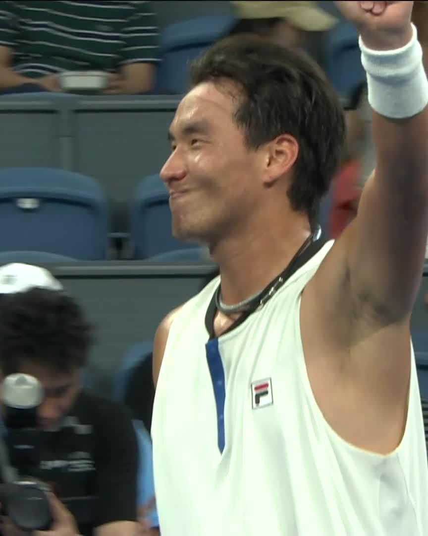 BU MEANS BUSINESS. 🇨🇳🔥 The home favourite takes down Zheng 6-4 6-3 and is into round 2! #HangzhouOpen