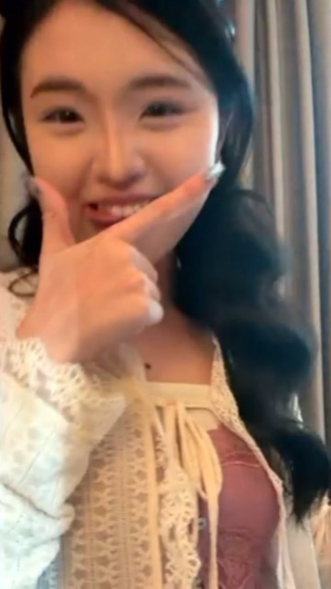 *cynthia sales fisheye😭* lynn : mahal ga cynn fisheye nya cynthia : engga cii, cici mauuuu yaaa 🗣️ : mahal ciilynn cynthiaa orang have cynthia : hey kamu ngomong begituu di depan cilynn😭 Cynthia Yaputera