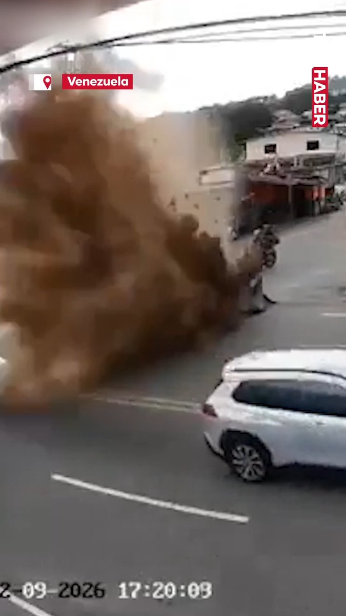 Venezuela'da yoldaki su borusu basınçla patladı.