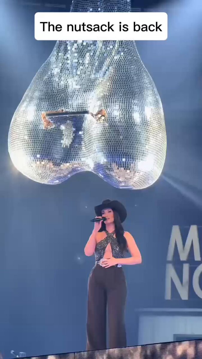 Oh look, Kacey Musgraves brought her nutsack to Minneapolis this week! 🤣